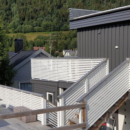 Lyngen Apartments Lyngseidet Exterior photo